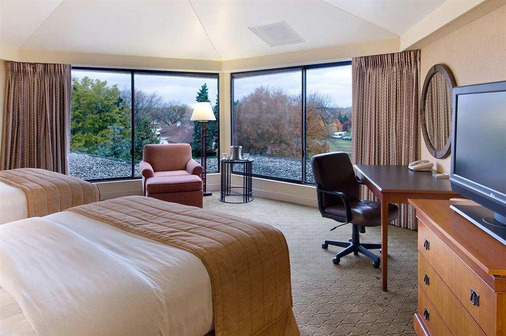 Indian Lakes Hotel Bloomingdale Room photo